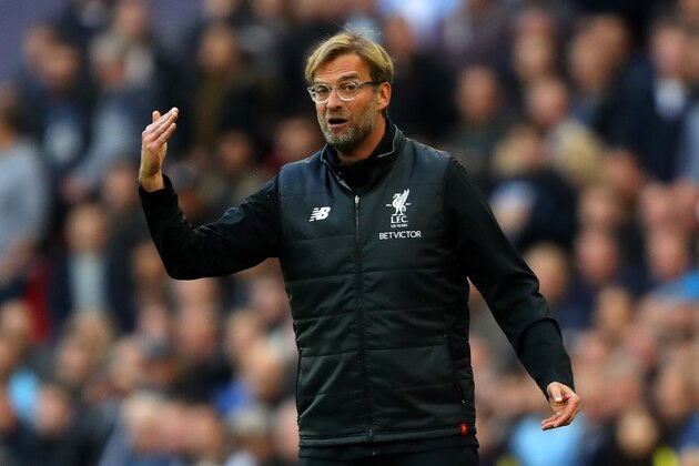 LONDON, ENGLAND - OCTOBER 22: Jurgen Klopp, Manager of Liverpool gives his team instructions during the Premier League match between Tottenham Hotspur and Liverpool at Wembley Stadium on October 22, 2017 in London, England.  (Photo by Richard Heathcote/Getty Images)