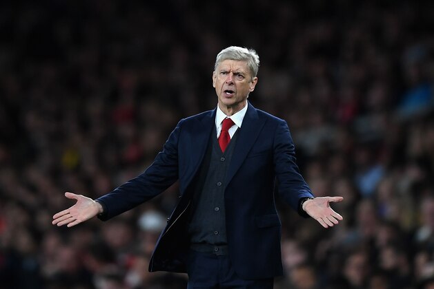 LONDON, ENGLAND - OCTOBER 24:  Arsene Wenger, Manager of Arsenal gives his team instructions during the Carabao Cup Fourth Round match between Arsenal and Norwich City at Emirates Stadium on October 24, 2017 in London, England.  (Photo by Shaun Botterill/Getty Images)