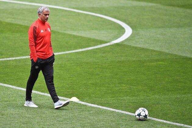 Manchester United's Portuguese coach Jose Mourinho attends a training session at the Luz stadium in Lisbon on October 17, 2017 on the eve of the UEFA Champions League group A football match SL Benfica vs Manchester United. / AFP PHOTO / PATRICIA DE MELO MOREIRA        (Photo credit should read PATRICIA DE MELO MOREIRA/AFP/Getty Images)