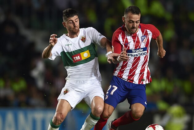 ELCHE, SPAIN - OCTOBER 25:  Javi Flores of Elche competes for the ball with Keidi Bare (R) of Atletico de Madrid during the Copa del Rey first leg match between Elche CF and Atletico de Madrid at Estadio Martinez Valero on October 25, 2017 in Elche, Spain.  (Photo by Manuel Queimadelos Alonso/Getty Images)