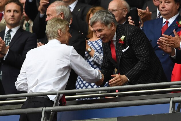 LONDON, ENGLAND - MAY 27: Arsene Wenger, Manager of Arsenal and Stan Kroenke, Arsenal owner shake hands after The Emirates FA Cup Final between Arsenal and Chelsea at Wembley Stadium on May 27, 2017 in London, England.  (Photo by Laurence Griffiths/Getty Images)
