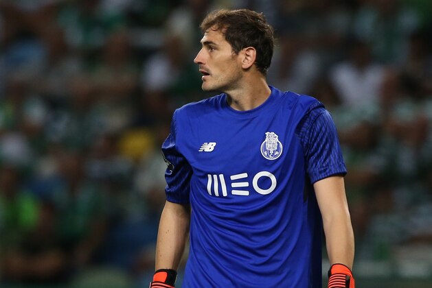 LISBON, PORTUGAL - OCTOBER 1: FC Porto goalkeeper Iker Casillas from Spain in action during the Primeira Liga match between Sporting CP and FC Porto at Estadio Jose Alvalade on October 1, 2017 in Lisbon, Portugal.  (Photo by Gualter Fatia/Getty Images)