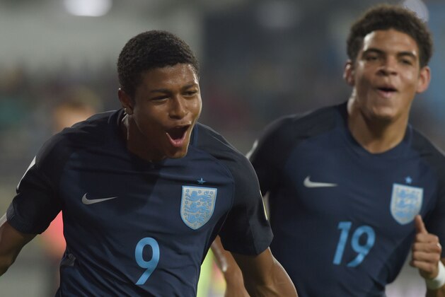 Rhian Brewster (L) of England celebrates with teammate Callum Hudson-Odoi after scoring the second goal during the quarterfinal football match between USA and England in the FIFA U-17 World Cup at the Jawaharlal Nehru Stadium in Goa on October 21, 2017. / AFP PHOTO / INDRANIL MUKHERJEE        (Photo credit should read INDRANIL MUKHERJEE/AFP/Getty Images)