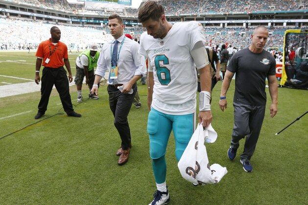 Miami Dolphins quarterback Jay Cutler (6) leaves the game, during the second half of an NFL football game against the New York Jets, Sunday, Oct. 22, 2017, in Miami Gardens, Fla. Cutler was injured in a play. (AP Photo/Wilfredo Lee)