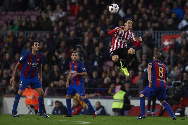 BARCELONA, SPAIN - JANUARY 11:  Aritz Aduriz of Athletic Club in action during the Copa del Rey Round of 16 Second Leg match between FC Barcelona and Athletic Club at Camp Nou on January 11, 2017 in Barcelona, Spain.  (Photo by Manuel Queimadelos Alonso/Getty Images)