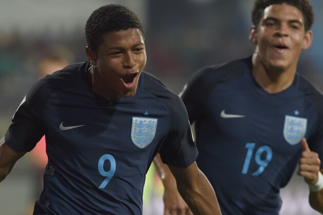 Rhian Brewster (L) of England celebrates with teammate Callum Hudson-Odoi after scoring the second goal during the quarterfinal football match between USA and England in the FIFA U-17 World Cup at the Jawaharlal Nehru Stadium in Goa on October 21, 2017. / AFP PHOTO / INDRANIL MUKHERJEE        (Photo credit should read INDRANIL MUKHERJEE/AFP/Getty Images)