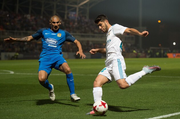 MADRID, SPAIN - OCTOBER 26: Marco Asensio of Real Madrid CF cross the ball past Cata Diaz of Fuenlabrada during the Copa del Rey, Round of 32, First Leg match between Fuenlabrada and Real Madrid at Estadio Fernando Torres on October 26, 2017 in Madrid, Spain. (Photo by Denis Doyle/Getty Images)