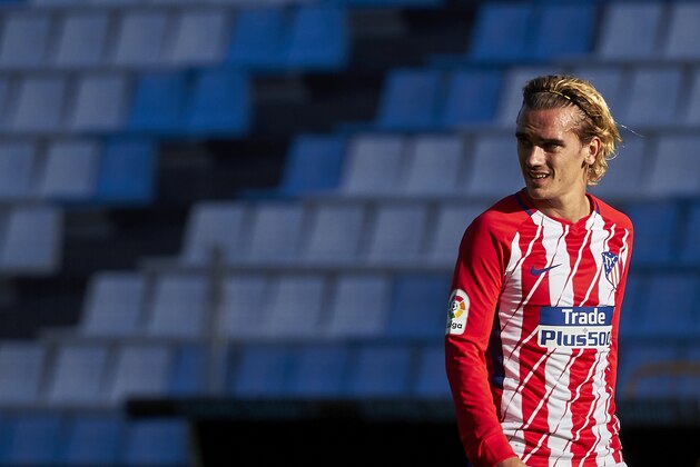 VIGO, SPAIN - OCTOBER 22:  Antoine Griezmann of Atletico de Madrid looks on during the La Liga match between Celta de Vigo and Atletico Madrid at Estadio Balaidos on October 22, 2017 in Vigo, Spain.  (Photo by fotopress/Getty Images)
