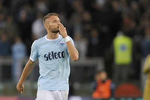 ROME, ROMA - OCTOBER 22:  Ciro Immobile of SS Lazio celebrates a second goal during the Serie A match between SS Lazio and Cagliari Calcio at Stadio Olimpico on October 22, 2017 in Rome, Italy.  (Photo by Marco Rosi/Getty Images)