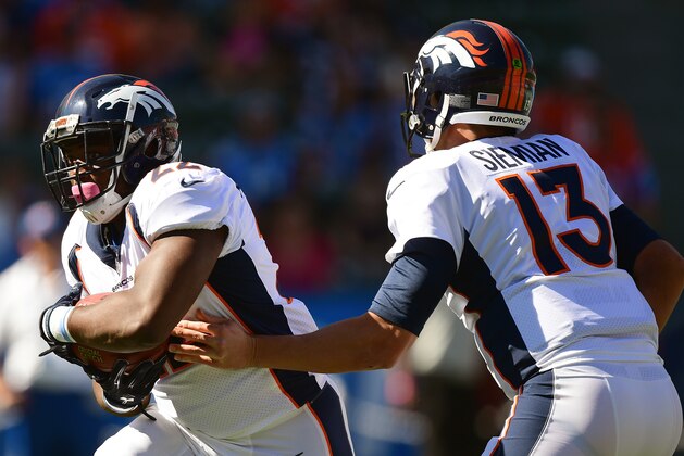 CARSON, CA - OCTOBER 22:  Trevor Siemian #13 of the Denver Broncos hands the ball off to C.J. Anderson #22 of the Denver Broncos in the first quarter during the game against the Los Angeles Chargers at the StubHub Center on October 22, 2017 in Carson, California.  (Photo by Harry How/Getty Images)