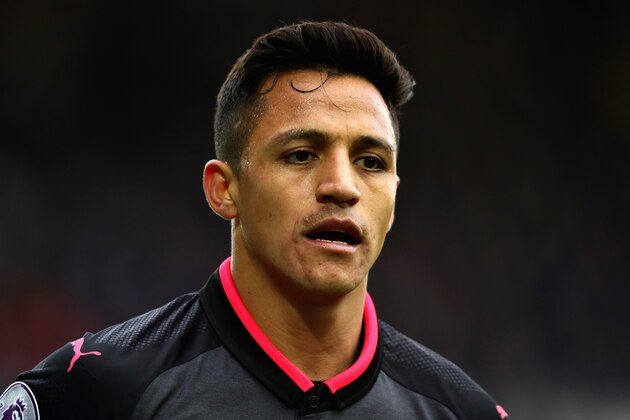 LIVERPOOL, ENGLAND - OCTOBER 22: Alexis Sanchez of Arsenal looks on during the Premier League match between Everton and Arsenal at Goodison Park on October 22, 2017 in Liverpool, England.  (Photo by Chris Brunskill Ltd/Getty Images)