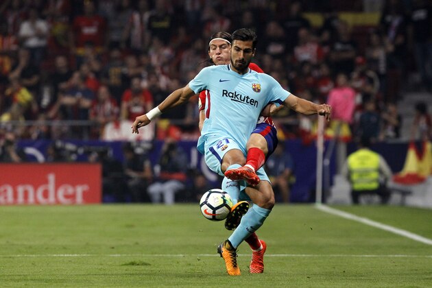 MADRID, SPAIN - OCTOBER 14: Filipe Luis of Atletico Madrid and Andre Gomes of Barcelona battle for the ball during the La Liga match between Club Atletico Madrid and FC Barcelona at Estadio Wanda Metropolitano on October 14, 2017 in Madrid, Spain. (Photo by TF-Images/TF-Images via Getty Images)