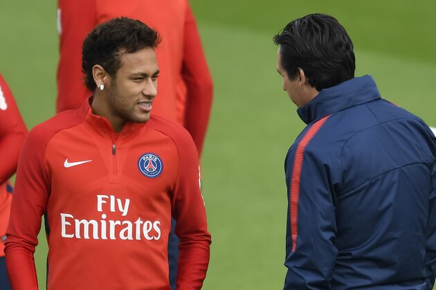 Paris Saint-Germain's Brazilian forward Neymar (L) speaks with Paris Saint-Germain's Spanish head coach Unai Emery during a training session in Saint-Germain-en-Laye, on October 25, 2017.  / AFP PHOTO / BERTRAND GUAY        (Photo credit should read BERTRAND GUAY/AFP/Getty Images)