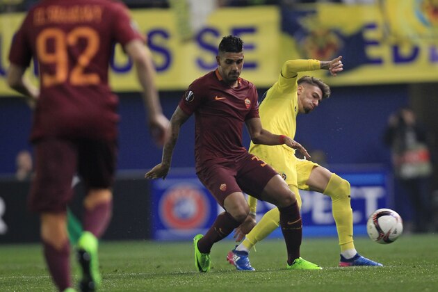 Roma's Emerson Palmieri, center, fights for the ball with Villarreal's Samuel Castillejo during a Europa League, Round of 32, 1st leg soccer match between Villarreal and Roma at the Ceramica stadium in Villarreal, Spain, Thursday Feb. 16, 2017. (AP Photo/Alberto Saiz)