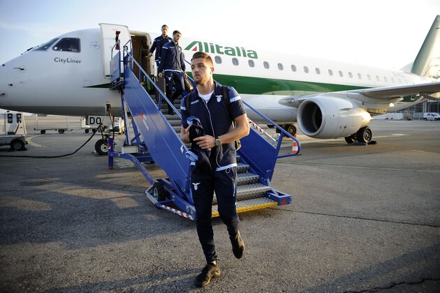 NICE, FRANCE - OCTOBER 18:  Sergej Milinkovic Savic of SS Lazio arrives at the airport before the SS Lazio walk around and press conference at Allianz Riviera Stadium on October 18, 2017 in Nice, France.  (Photo by Marco Rosi/Getty Images)