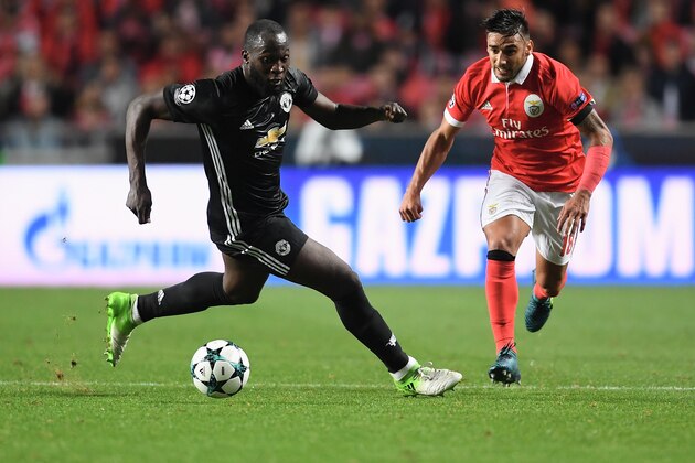 LISBON, PORTUGAL - OCTOBER 18:  Romelu Lukaku of Manchester United and Eduardo Salvio of Benfica in action during the UEFA Champions League group A match between SL Benfica and Manchester United at Estadio da Luz on October 18, 2017 in Lisbon, Portugal.  (Photo by Laurence Griffiths/Getty Images)