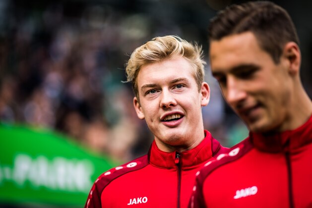 MOENCHENGLADBACH, GERMANY - OCTOBER 21: Julian Brandt of Leverkusen arrives prior to the Bundesliga match between Borussia Moenchengladbach and Bayer 04 Leverkusen at Borussia-Park on October 21, 2017 in Moenchengladbach, Germany. (Photo by Lukas Schulze/Getty Images)