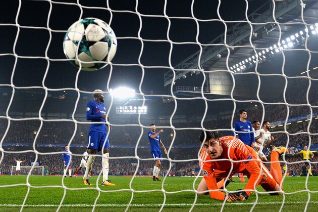 LONDON, ENGLAND - OCTOBER 18:  Edin Dzeko of AS Roma scores his second and Roma's 3rd goal past Thibaut Courtois of Chelsea during the UEFA Champions League group C match between Chelsea FC and AS Roma at Stamford Bridge on October 18, 2017 in London, United Kingdom.  (Photo by Dan Mullan/Getty Images)