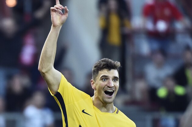 Paris Saint-Germain's Belgian defender Thomas Meunier celebrates scoring a goal uring the French L1 football match between Dijon (DFCO) and Paris Saint-Germain (PSG) at the Gaston Gerard Stadium in Dijon, central France, on October 14, 2017.  / AFP PHOTO / ROMAIN LAFABREGUE        (Photo credit should read ROMAIN LAFABREGUE/AFP/Getty Images)