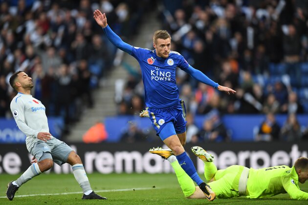 Leicester City's English striker Jamie Vardy (C) scores the team's first goal during the English Premier League football match between Leicester City and Everton at King Power Stadium in Leicester, central England on October 29, 2017. / AFP PHOTO / Paul ELLIS / RESTRICTED TO EDITORIAL USE. No use with unauthorized audio, video, data, fixture lists, club/league logos or 'live' services. Online in-match use limited to 75 images, no video emulation. No use in betting, games or single club/league/player publications.  /         (Photo credit should read PAUL ELLIS/AFP/Getty Images)