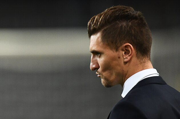 Paris Saint-Germain's Belgian defender Thomas Meunier looks on prior to the UEFA Champions League Group B football match between RSC Anderlecht and Paris Saint-Germain (PSG) at the Constant Vanden Stock Stadium in Brussels on October 18, 2017. / AFP PHOTO / FRANCK FIFE        (Photo credit should read FRANCK FIFE/AFP/Getty Images)