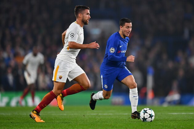 LONDON, ENGLAND - OCTOBER 18:  Kevin Strootman of AS Roma and Eden Hazard of Chelsea battle for posession during the UEFA Champions League group C match between Chelsea FC and AS Roma at Stamford Bridge on October 18, 2017 in London, United Kingdom.  (Photo by Dan Mullan/Getty Images)