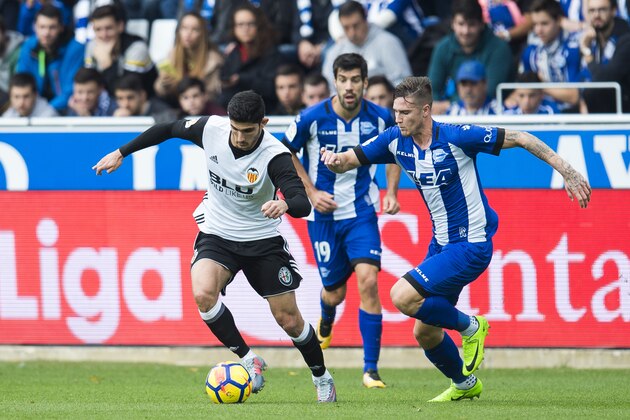 VITORIA-GASTEIZ, SPAIN - OCTOBER 28:  Goncalo Guedes of Valencia CF duels for the ball with Carlos Vigaray of Deportivo Alaves during the La Liga match between Deportivo Alaves and Valencia CF at Estadio de Mendizorroza on October 28, 2017 in Vitoria-Gasteiz, Spain.  (Photo by Juan Manuel Serrano Arce/Getty Images)