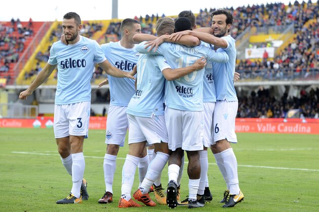 BENEVENTO, BENEWENTO - OCTOBER 29:  Quissanga Bastos of SS Lazio celebrates a opening goal with his team mates during the Serie A match between Benevento Calcio and SS Lazio at Stadio Ciro Vigorito on October 29, 2017 in Benevento, Italy.  (Photo by Marco Rosi/Getty Images)
