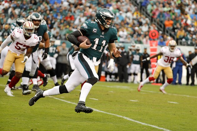 El quarterback Carson Wentz (11), de los Eagles de Filadelfia, corre con el balón en su duelo de NFL ante los 49ers de San Francisco, el domingo 29 de octubre de 2017, en Filadelfia. (AP Foto/Chris Szagola)