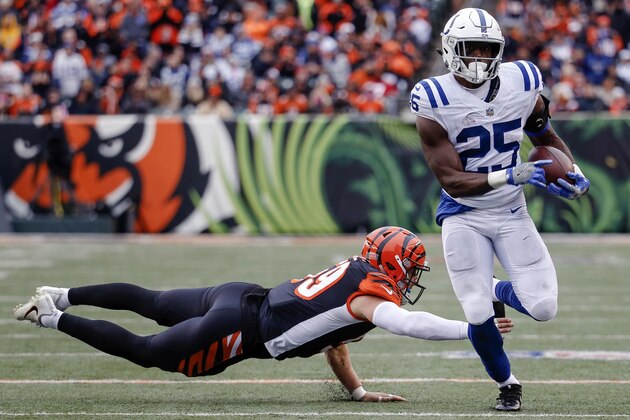 Indianapolis Colts running back Marlon Mack (25) breaks away from Cincinnati Bengals outside linebacker Nick Vigil, left, for a touchdown run in the second half of an NFL football game, Sunday, Oct. 29, 2017, in Cincinnati. (AP Photo/Frank Victores)