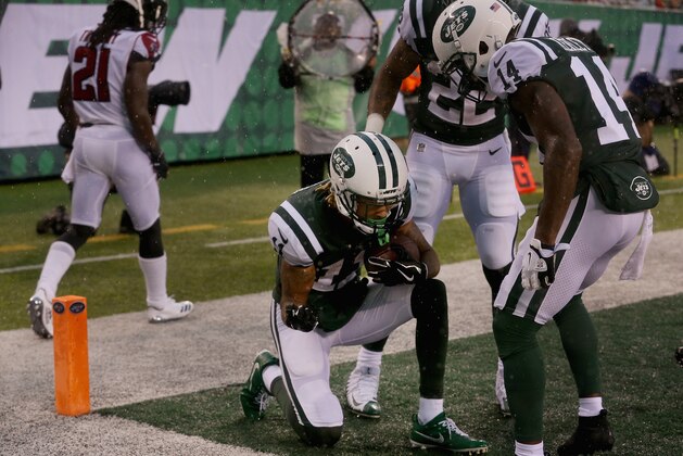 EAST RUTHERFORD, NJ - OCTOBER 29:  Wide receiver Robby Anderson #11 of the New York Jets celebrates scoring a touchdown with teammate wide receiver wide receiver Jeremy Kerley #14 against the Atlanta Falcons during the second quarter of the game at MetLife Stadium on October 29, 2017 in East Rutherford, New Jersey.  (Photo by Ed Mulholland/Getty Images)