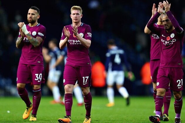 WEST BROMWICH, ENGLAND - OCTOBER 28: Kevin De Bruyne of Manchester City and David Silva of Manchester City applaud the crowd after the Premier League match between West Bromwich Albion and Manchester City at The Hawthorns on October 28, 2017 in West Bromwich, England.  (Photo by Chris Brunskill Ltd/Getty Images)