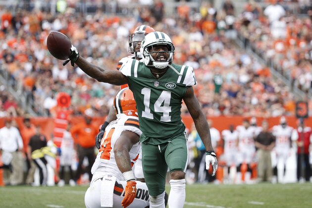 CLEVELAND, OH - OCTOBER 08: Jeremy Kerley #14 of the New York Jets celebrates after a catch for a first down during a game against the Cleveland Browns at FirstEnergy Stadium on October 8, 2017 in Cleveland, Ohio. The Jets defeated the Browns 17-14. (Photo by Joe Robbins/Getty Images)