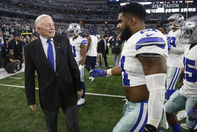 Jerry Jones talks to Dallas Cowboys' Ezekiel Elliott before an NFL divisional playoff football game against the Green Bay Packers Sunday, Jan. 15, 2017, in Arlington, Texas. (AP Photo/Michael Ainsworth)