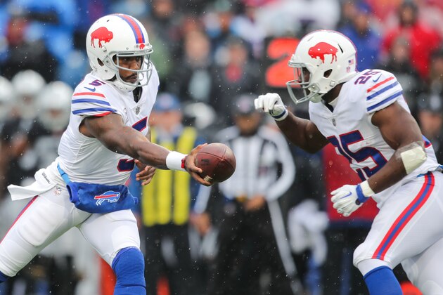 ORCHARD PARK, NY - OCTOBER 29:  Tyrod Taylor #5 of the Buffalo Bills hands the ball to LeSean McCoy #25 of the Buffalo Bills during the first quarter of an NFL game against the Oakland Raiders on October 29, 2017 at New Era Field in Orchard Park, New York.  (Photo by Brett Carlsen/Getty Images)
