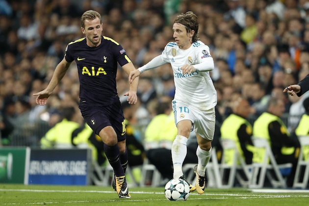 (L-R) Harry Kane of Tottenham Hotspur FC, Luka Modric of Real Madrid during the UEFA Champions League group H match between Real Madrid and Tottenham Hotspur on October 17, 2017 at the Santiago Bernabeu stadium in Madrid, Spain.(Photo by VI Images via Getty Images)