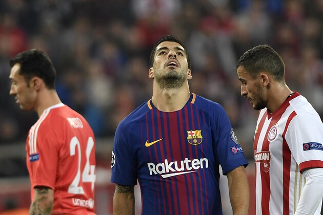Barcelona's Uruguayan forward Luis Suarez (C) reacts after missing to score during the UEFA Champions League group D football match between FC Barcelona and Olympiakos FC at the Karaiskakis stadium in Piraeus near Athens on October 31, 2017. / AFP PHOTO / LOUISA GOULIAMAKI (Photo credit should read LOUISA GOULIAMAKI/AFP/Getty Images) Barcelona's Uruguayan forward Luis Suarez (C) reacts after missing to score during the UEFA Champions League group D football match between FC Barcelona and Olympiakos FC at the Karaiskakis stadium in Piraeus near Athens on October 31, 2017. / AFP PHOTO / LOUISA GOULIAMAKI (Photo credit should read LOUISA GOULIAMAKI/AFP/Getty Images)