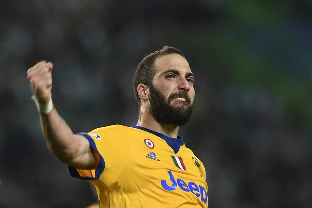 Juventus' Argentinian forward Gonzalo Higuain celebrates after scoring the equalizer goal during the UEFA Champions League football match Sporting CP vs Juventus FC at the Jose Alvalade stadium in Lisbon on October 31, 2017. / AFP PHOTO / FRANCISCO LEONG        (Photo credit should read FRANCISCO LEONG/AFP/Getty Images)