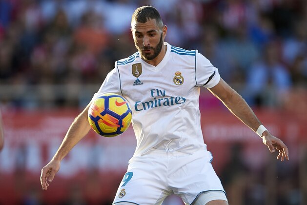 GIRONA, SPAIN - OCTOBER 29:  Karim Benzema of Real Madrid in action during the La Liga match between Girona and Real Madrid at Municipal de Montilivi Stadium on October 29, 2017 in Girona, Spain.  (Photo by Manuel Queimadelos Alonso/Getty Images)