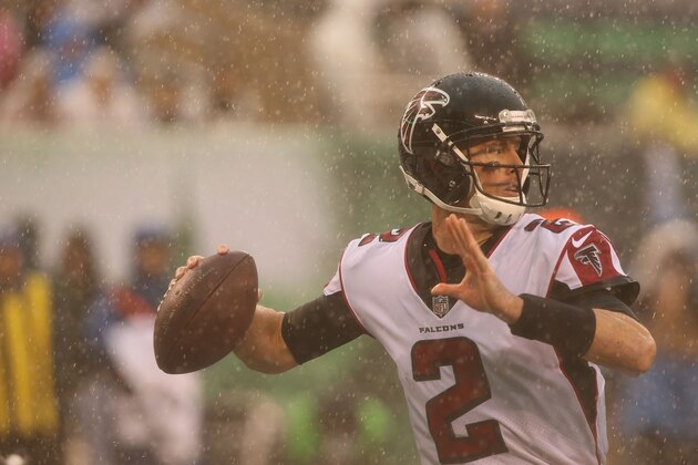 EAST RUTHERFORD, NJ - OCTOBER 29: Quarterback Matt Ryan #2 of the Atlanta Falcons in action against the New York Jets in a heavy rain storm during their game at MetLife Stadium on October 29, 2017 in East Rutherford, New Jersey. (Photo by Al Pereira/Getty Images)