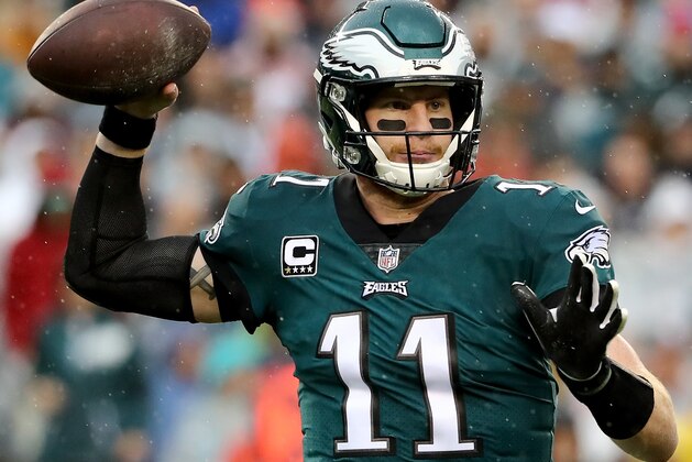 PHILADELPHIA, PA - OCTOBER 29:  Carson Wentz #11 of the Philadelphia Eagles passes the ball in the third quarter against the San Francisco 49ers on October 29, 2017  at Lincoln Financial Field in Philadelphia, Pennsylvania.  (Photo by Elsa/Getty Images)