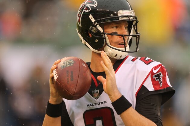 EAST RUTHERFORD, NJ - OCTOBER 29: Quarterback Matt Ryan #2 of the Atlanta Falcons in action against the New York Jets in a heavy rain storm during their game at MetLife Stadium on October 29, 2017 in East Rutherford, New Jersey. (Photo by Al Pereira/Getty Images)