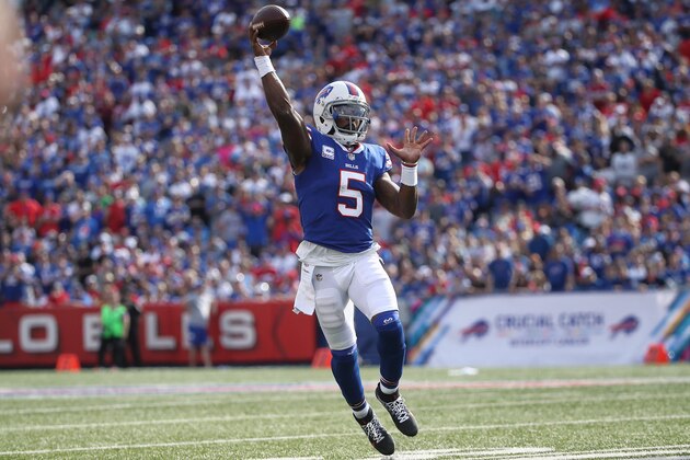 BUFFALO, NY - OCTOBER 22: Tyrod Taylor #5 of the Buffalo Bills throws a pass during NFL game action against the Tampa Bay Buccaneers at New Era Field on October 22, 2017 in Buffalo, New York. (Photo by Tom Szczerbowski/Getty Images)