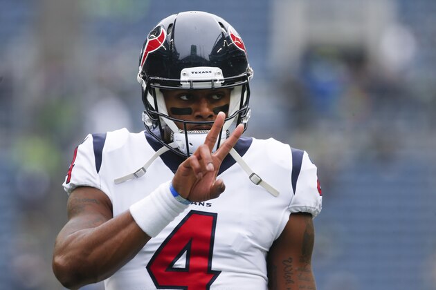 SEATTLE, WA - OCTOBER 29:  Quarterback Deshaun Watson #4 of the Houston Texans makes a peace sign as he warms up on the field before the game against the Seattle Seahawks at CenturyLink Field on October 29, 2017 in Seattle, Washington. (Photo by Otto Greule Jr/Getty Images)