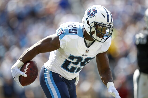 NASHVILLE, TN- SEPTEMBER 10: Running back Demarco Murray  #29 of the Tennessee Titans caries the ball against the Oakland Raiders-the Tennessee Titans game at Nissan Stadium on September 10, 2017 In Nashville, Tennessee. (Photo by Wesley Hitt/Getty Images) )