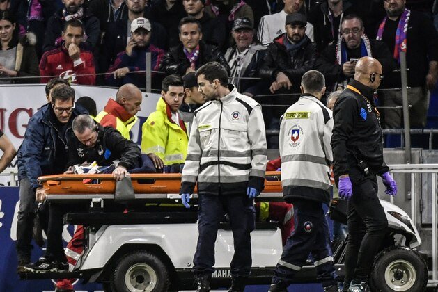 Everton's Curacao defender Cuco Martina leaves after being injured during the Europa League (C3) football match Olympique Lyonnais (OL) versus Everton FC on November 2, 2017 at the Groupama Stadium in Decines-Charpieu, central-eastern France.  / AFP PHOTO / JEFF PACHOUD        (Photo credit should read JEFF PACHOUD/AFP/Getty Images)