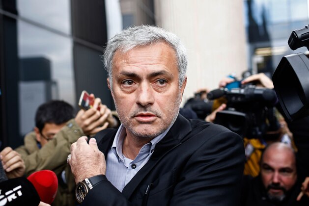 Manchester United's Portuguese manager Jose Mourinho leaves the Courthouse in Pozuelo de Alarcon, near Madrid on November 03, 2017. 
Jose was summoned by a Madrid court over accusations of tax fraud during his time in charge of Real Madrid.  / AFP PHOTO / OSCAR DEL POZO        (Photo credit should read OSCAR DEL POZO/AFP/Getty Images)