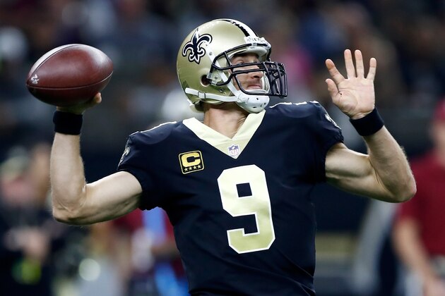 NEW ORLEANS, LA - OCTOBER 29:   Drew Brees #9 of the New Orleans Saints drops back to pass against the Chicago Bears during the first quarter at the Mercedes-Benz Superdome on October 29, 2017 in New Orleans, Louisiana.  (Photo by Wesley Hitt/Getty Images)
