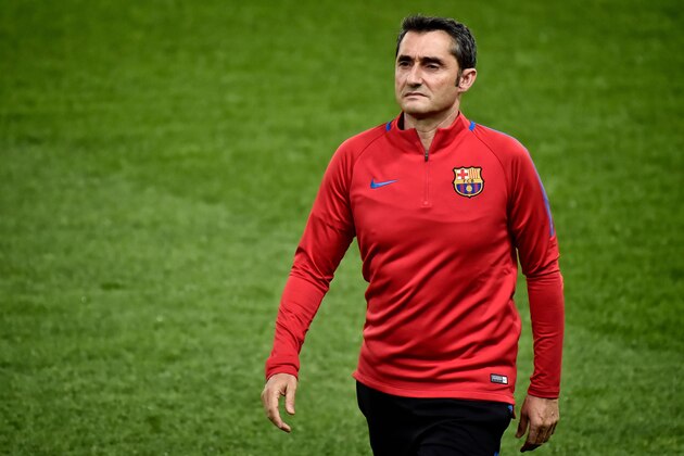 Barcelona's head coach Ernesto Valverde takes part in a Barcelona training at the Giorgos Karaiskakis stadium in Piraeus near Athens on October 30, 2017, on the eve of the UEFA Champions League match between Olympiakos and Barcelona. / AFP PHOTO / LOUISA GOULIAMAKI (Photo credit should read LOUISA GOULIAMAKI/AFP/Getty Images) Barcelona's head coach Ernesto Valverde takes part in a Barcelona training at the Giorgos Karaiskakis stadium in Piraeus near Athens on October 30, 2017, on the eve of the UEFA Champions League match between Olympiakos and Barcelona. / AFP PHOTO / LOUISA GOULIAMAKI (Photo credit should read LOUISA GOULIAMAKI/AFP/Getty Images)