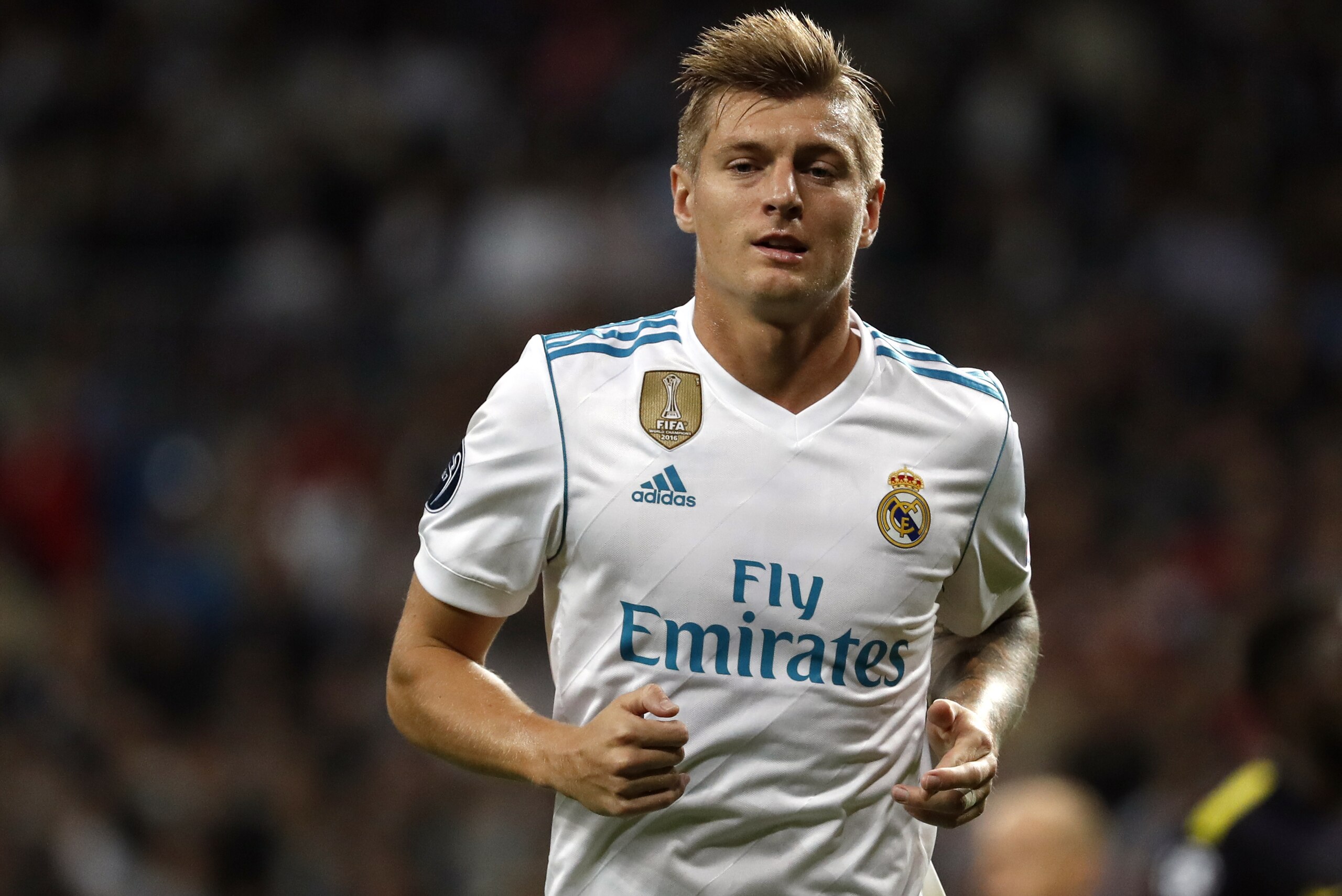 MADRID, SPAIN - OCTOBER 17: Toni Kroos of Real Madrid looks on during the UEFA Champions League group H match between Real Madrid and Tottenham Hotspur at Estadio Santiago Bernabeu on October 17, 2017 in Madrid, Spain. (Photo by TF-Images/TF-Images via Getty Images)